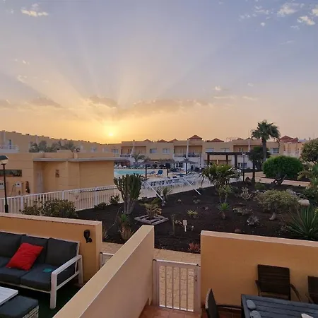 Modern 3 Bedroom House With Large Pool And Fast Internet, 100ft From The Sea - Sleeps 6