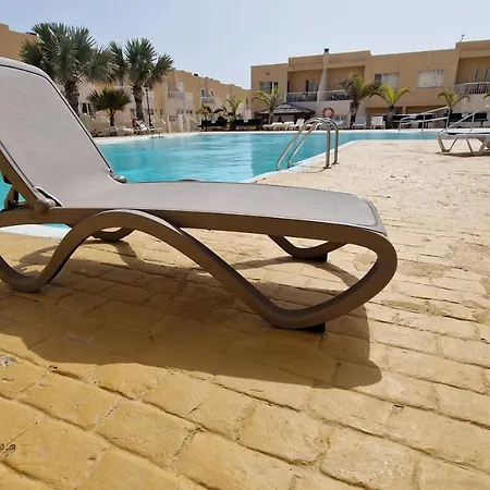 Semesterbostad Modern 3 Bedroom House With Large Pool And Fast Internet, 100ft From The Sea - Sleeps 6 *