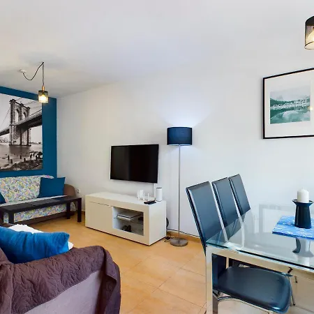 Semesterbostad Modern 3 Bedroom House With Large Pool And Fast Internet, 100ft From The Sea - Sleeps 6