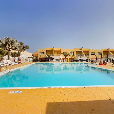 Vakantiehuis Modern 3 Bedroom House With Large Pool And Fast Internet, 100ft From The Sea - Sleeps 6 Caleta De Fuste