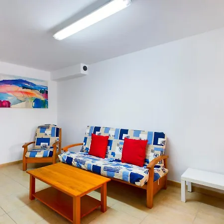 Modern 3 Bedroom House With Large Pool And Fast Internet, 100ft From The Sea - Sleeps 6 Semesterbostad