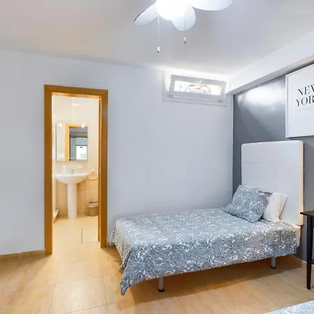 Modern 3 Bedroom House With Large Pool And Fast Internet, 100ft From The Sea - Sleeps 6 Vakantiehuis Caleta De Fuste