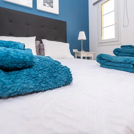 Vakantiehuis Modern 3 Bedroom House With Large Pool And Fast Internet, 100ft From The Sea - Sleeps 6 *