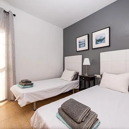 Modern 3 Bedroom House With Large Pool And Fast Internet, 100ft From The Sea - Sleeps 6 Feriehus *
