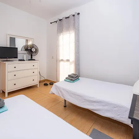 Modern 3 Bedroom House With Large Pool And Fast Internet, 100ft From The Sea - Sleeps 6 Feriehus Caleta De Fuste