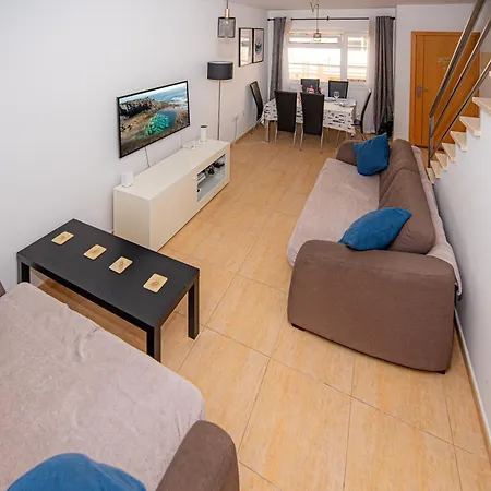 Semesterbostad Modern 3 Bedroom House With Large Pool And Fast Internet, 100ft From The Sea - Sleeps 6 *