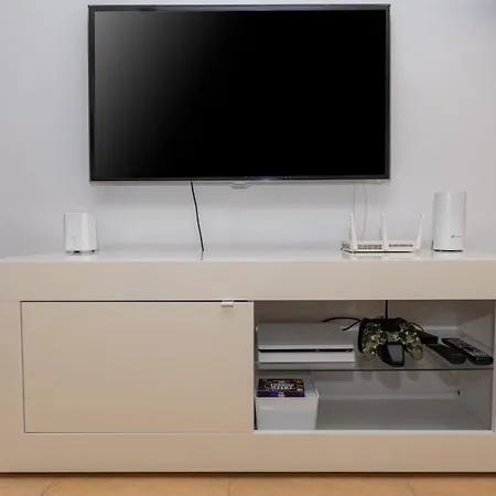 Semesterbostad Modern 3 Bedroom House With Large Pool And Fast Internet, 100ft From The Sea - Sleeps 6 *