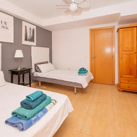 Modern 3 Bedroom House With Large Pool And Fast Internet, 100ft From The Sea - Sleeps 6