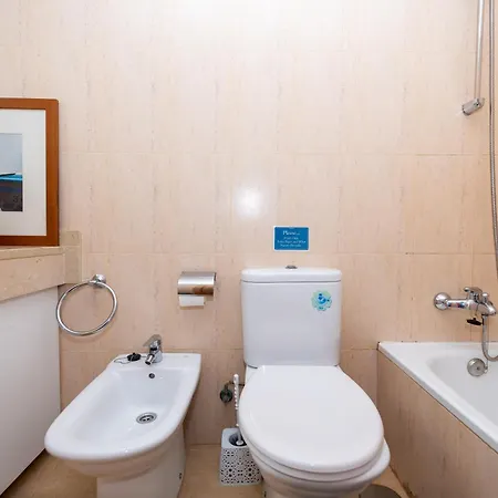 Semesterbostad Modern 3 Bedroom House With Large Pool And Fast Internet, 100ft From The Sea - Sleeps 6