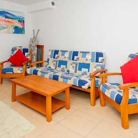 Vakantiehuis Modern 3 Bedroom House With Large Pool And Fast Internet, 100ft From The Sea - Sleeps 6