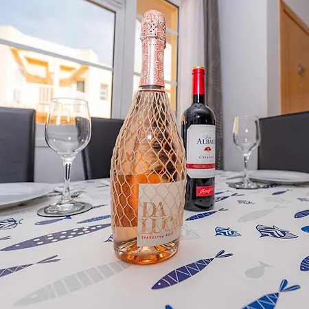 Modern 3 Bedroom House With Large Pool And Fast Internet, 100ft From The Sea - Sleeps 6 *