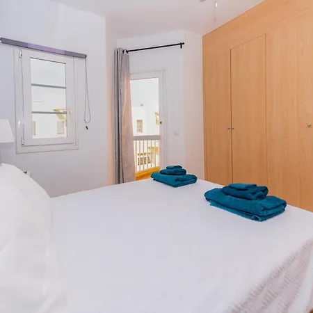 Modern 3 Bedroom House With Large Pool And Fast Internet, 100ft From The Sea - Sleeps 6 Feriehus
