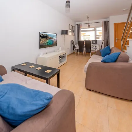 Semesterbostad Modern 3 Bedroom House With Large Pool And Fast Internet, 100ft From The Sea - Sleeps 6