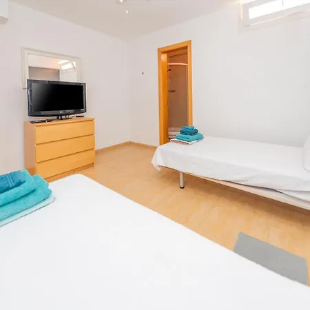 Modern 3 Bedroom House With Large Pool And Fast Internet, 100ft From The Sea - Sleeps 6 *