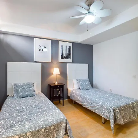 Modern 3 Bedroom House With Large Pool And Fast Internet, 100ft From The Sea - Sleeps 6 *