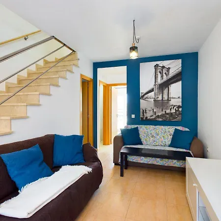 Modern 3 Bedroom House With Large Pool And Fast Internet, 100ft From The Sea - Sleeps 6 Feriehus *