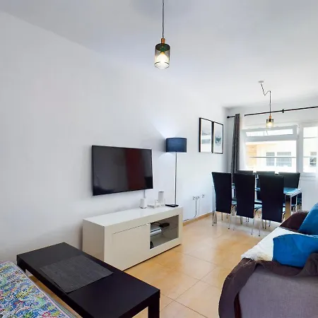 Modern 3 Bedroom House With Large Pool And Fast Internet, 100ft From The Sea - Sleeps 6 Сasa de vacaciones Caleta de Fuste