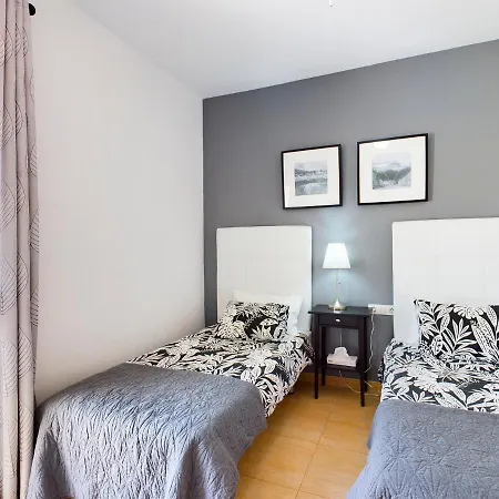 Modern 3 Bedroom House With Large Pool And Fast Internet, 100ft From The Sea - Sleeps 6