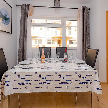 Feriehus Modern 3 Bedroom House With Large Pool And Fast Internet, 100ft From The Sea - Sleeps 6 *