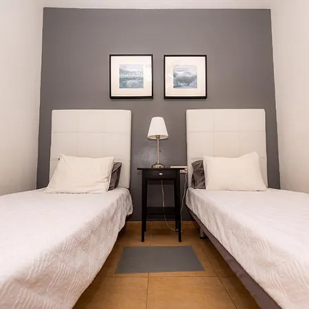 Modern 3 Bedroom House With Large Pool And Fast Internet, 100ft From The Sea - Sleeps 6 カレタ・デ・フステ