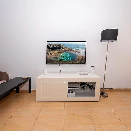 Feriehus Modern 3 Bedroom House With Large Pool And Fast Internet, 100ft From The Sea - Sleeps 6 Caleta De Fuste