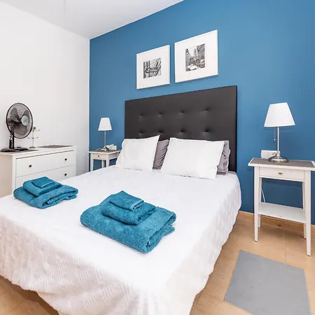 Modern 3 Bedroom House With Large Pool And Fast Internet, 100ft From The Sea - Sleeps 6 Feriehus