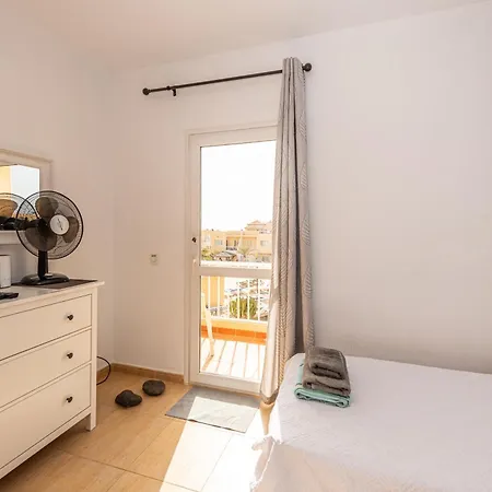 Modern 3 Bedroom House With Large Pool And Fast Internet, 100ft From The Sea - Sleeps 6 別荘 *