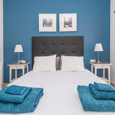 Modern 3 Bedroom House With Large Pool And Fast Internet, 100ft From The Sea - Sleeps 6 Feriehus