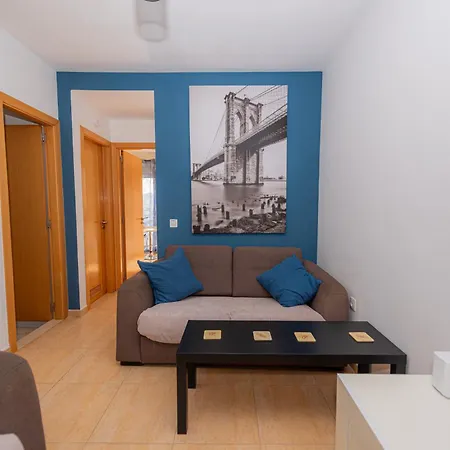 Modern 3 Bedroom House With Large Pool And Fast Internet, 100ft From The Sea - Sleeps 6 Feriehus *