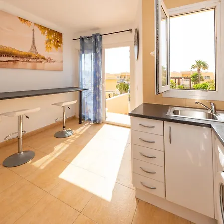 Modern 3 Bedroom House With Large Pool And Fast Internet, 100ft From The Sea - Sleeps 6 * カレタ・デ・フステ