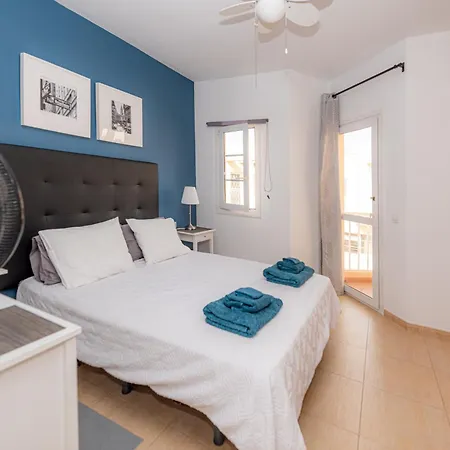 Modern 3 Bedroom House With Large Pool And Fast Internet, 100ft From The Sea - Sleeps 6 カレタ・デ・フステ