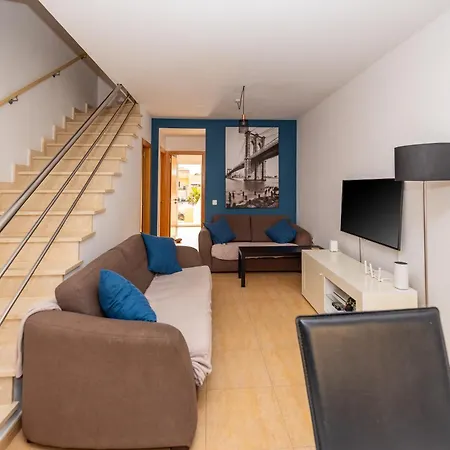 Modern 3 Bedroom House With Large Pool And Fast Internet, 100ft From The Sea - Sleeps 6 * Caleta de Fuste
