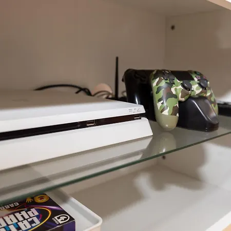 Feriehus Modern 3 Bedroom House With Large Pool And Fast Internet, 100ft From The Sea - Sleeps 6 *