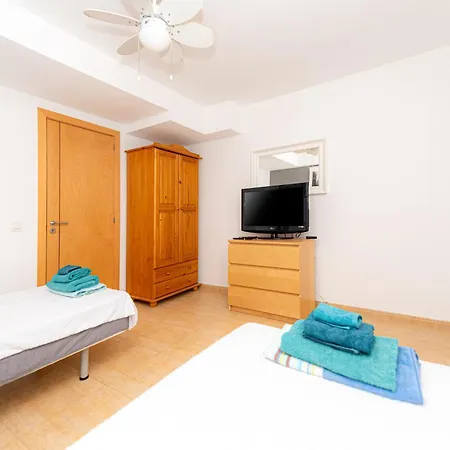 Modern 3 Bedroom House With Large Pool And Fast Internet, 100ft From The Sea - Sleeps 6