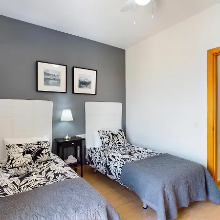 Modern 3 Bedroom House With Large Pool And Fast Internet, 100ft From The Sea - Sleeps 6 Casa de Férias Caleta De Fuste