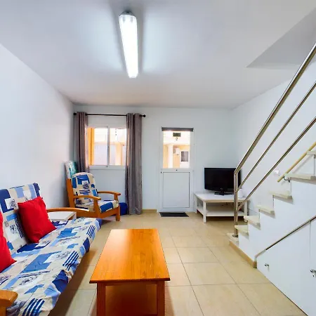 Modern 3 Bedroom House With Large Pool And Fast Internet, 100ft From The Sea - Sleeps 6 Casa de Férias Caleta De Fuste