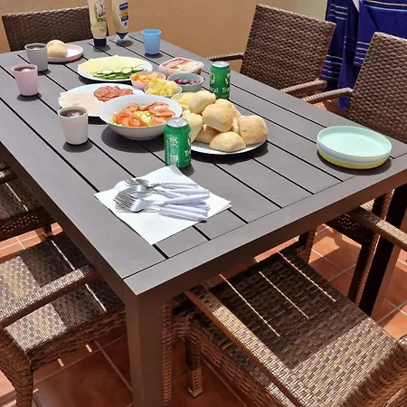 Casa de Férias Modern 3 Bedroom House With Large Pool And Fast Internet, 100ft From The Sea - Sleeps 6