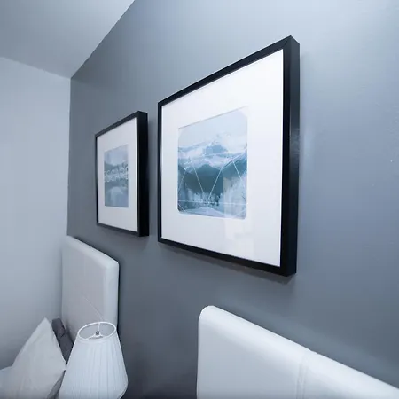 Modern 3 Bedroom House With Large Pool And Fast Internet, 100ft From The Sea - Sleeps 6 *