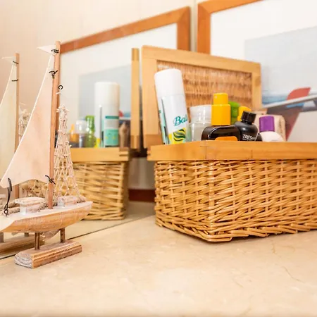 Casa de Férias Modern 3 Bedroom House With Large Pool And Fast Internet, 100ft From The Sea - Sleeps 6 Caleta De Fuste